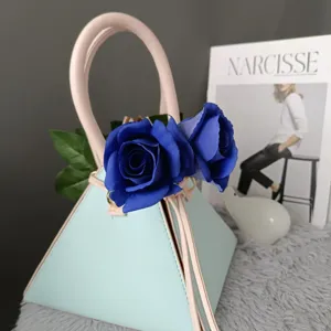 Bolso de mano piramidal único con asas rosas y rosas artificiales azules para el estilo diario elegante.
