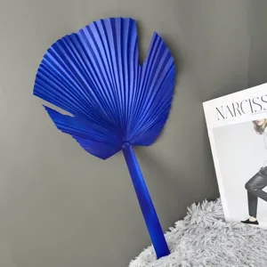 Detailweergave van blauw gedroogd palmblad voor moderne interieurdecoratie en stijlvolle inrichting.