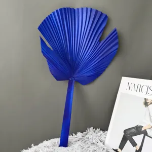 Blauwe kunstmatige palmblad waaierblad, gedetailleerd textuuroverzicht voor huisdecoratie.
