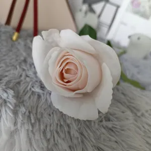 Detalle de flor de rosa artificial, rama de flores falsas color Morandi para decoracion y bodas.