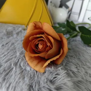Rosa artificial de color caramelo en rama para decoración del hogar, bodas y diseño de interiores.