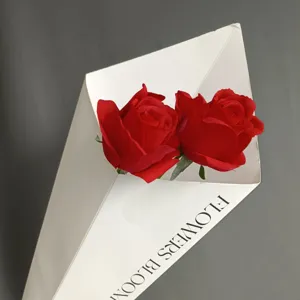 Primer plano de flor de rosa artificial roja, ideal para decoración del hogar y fotografía de bodas.