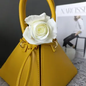 Exquisito detalle de rosa blanca artificial, textura realista para una elegante decoración.