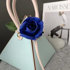 Bolso de mano geométrico decorado con rosa artificial azul accesorio de moda vista detalle