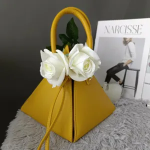 Bolso de mano geométrico amarillo bolso triángulo con decoración de rosa blanca elegante