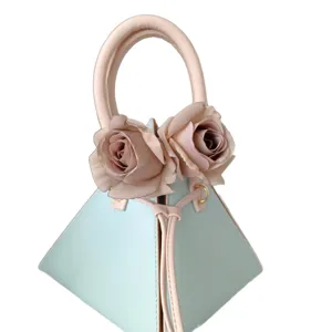Bolso de mano piramidal elegante con rosas rosas, bolso de cuero azul pastel chic.