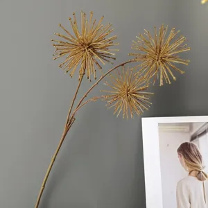 Künstlicher Löwenzahn Allium Blumen Zweig Detail für Heimdekoration und Hochzeitsfloristik.