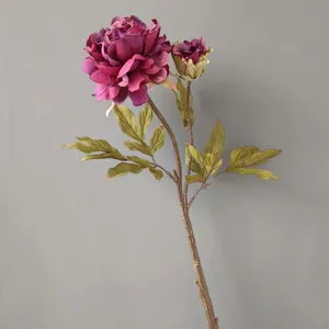 Dettaglio fiore di peonia vintage artificiale, petali bruciati e gambo realistico.