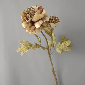 Primo piano dettagliato di ramo di peonia artificiale vintage con due teste per la decorazione.