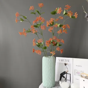 Künstliche Beeren Zweige mit hellgrüner Keramikvase für Heimdekoration und Hochzeitsdesign.