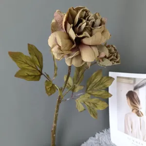 Ramo di peonia vintage artificiale, primo piano dettagliato per design arredamento casa.