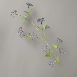 Künstlicher lila Beeren Zweig Detailaufnahme, elegante Blumendeko für Heim und Hochzeit.