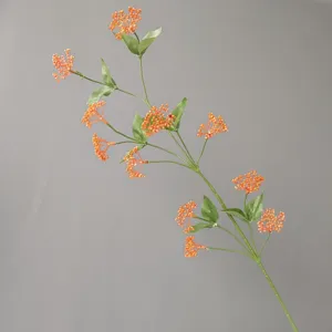 Künstlicher Beerenstweig Detail, realistische Orangenblüten für Heimdekoration und Blumen.