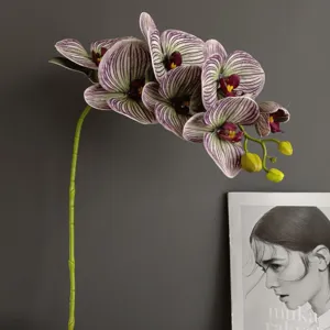 Dettaglio del fusto di fiore di orchidea phalaenopsis artificiale, design a righe viola casa.