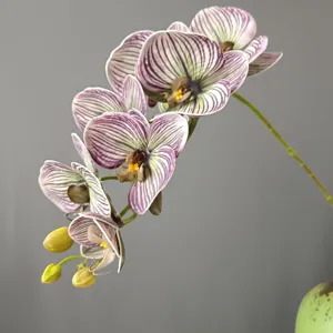 Ramo di orchidea falena artificiale con petali a strisce viola per la decorazione domestica.