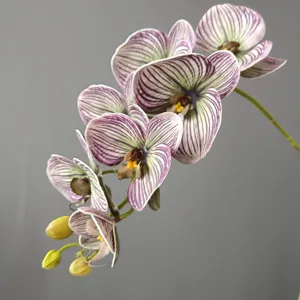 Primo piano dettagliato di orchidea phalaenopsis artificiale con petali striati viola.