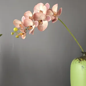 Ramo di orchidea Phalaenopsis artificiale in vaso verde per decorazioni casa e matrimonio.