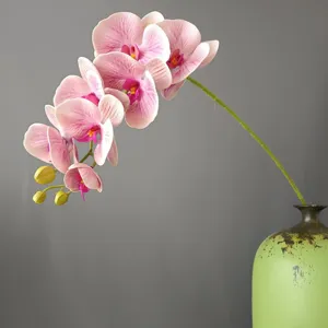 Dettaglio di ramo di orchidea artificiale, elegante farfalla rosa per decorare.