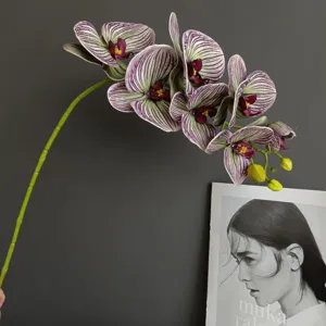 Stelo di orchidea phalaenopsis finta in silicone 3D, elegante decorazione floreale viola.