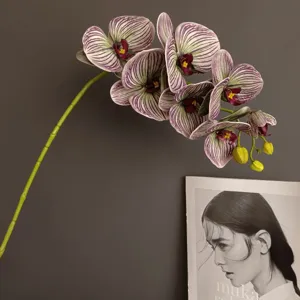 Stelo di orchidea phalaenopsis artificiale realistica a 7 teste con petali viola per decoro.