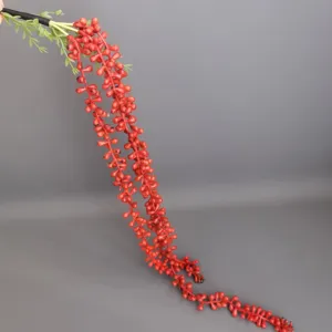 Detailansicht der künstlichen roten Perlenschnur Pflanze mit weicher Gummistruktur.