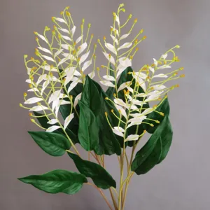 Detailansicht künstlicher Blumenast, elegante weiße Blüten mit grünen Blättern für Dekoration.