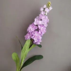 Gros plan de fleur artificielle violette, idéal pour décoration intérieure et accessoires photo.