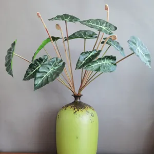 Planta Alocasia artificial con hojas de oreja de elefante en jarrón verde decoro.