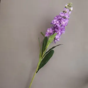 Détail de tige de fleur de delphinium artificielle violette, décor réaliste pour la maison.