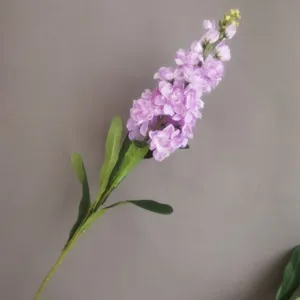 Fleur violette artificielle vue de détail, délicate tige simple lavande pour décoration intérieure.