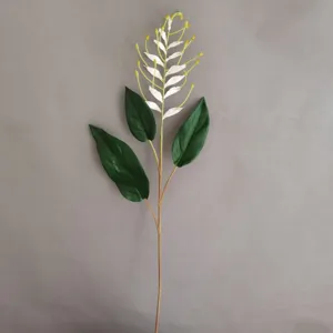 Detailansicht künstlicher weißer Blumenzweig mit grünen Blättern für Innendekoration.