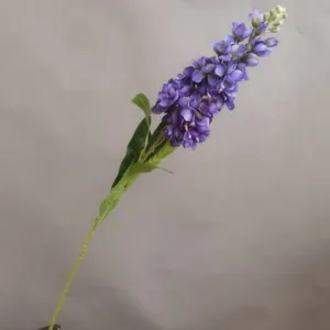 Gros plan détail de tige de fleur de delphinium artificielle mauve, décor réaliste.