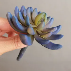 Nahaufnahme der künstlichen Sukkulente, realistische blau-lila Blätter für Deko.