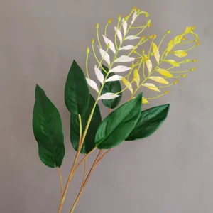 Nahaufnahme Detail eines künstlichen Blumenastes mit grünen Blättern und gelb-weißen Blüten.