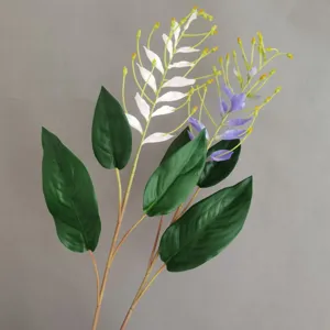 Detailansicht eines künstlichen Blumenastes mit weißen und lila Blüten sowie grünen Blättern.