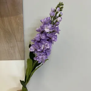Détail de fleur de pied d'alouette violette artificielle, idéale pour la décoration de mariage.