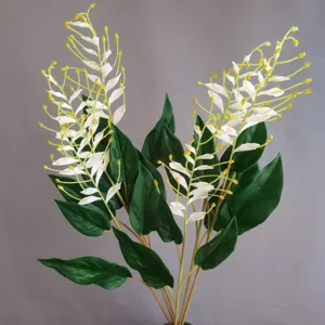 Künstlicher weißer Blumenzweig mit grünen Blättern, elegante Heimdeko Botanik.