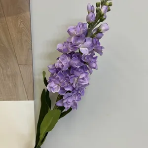 Vue détaillée d'une tige de fleur violette artificielle, fausse violette déco maison.