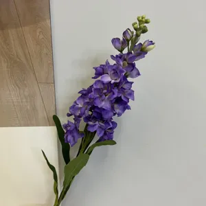 Fleur artificielle delphinium violet détail gros plan, accessoire de photographie déco
