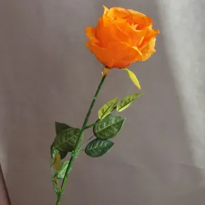 Vue détaillée de la fleur de rose orange artificielle, superbe accessoire photo de déco.