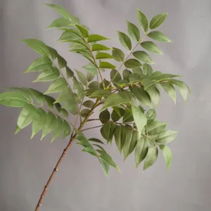 Rama de planta artificial con hojas impresas en 3D realistas para decoración del hogar.