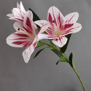 Dettaglio di giglio artificiale a 3 teste, petali realistici per decorazioni domestiche.