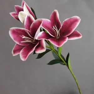 Primo piano dettagliato di stelo di giglio artificiale, fiore finto per decorazioni.