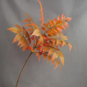 Detalle de hoja de planta artificial, rama naranja de otoño para decoración del hogar y paisajismo
