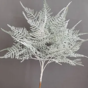 Detalle de rama de helecho artificial, tallo de planta escarchada blanca deco hogar