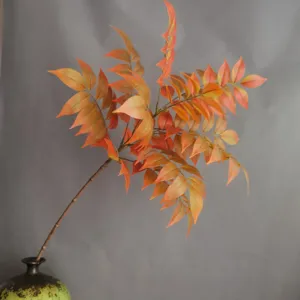 Rama de hojas de otoño artificiales en detalle para decoración, follaje realista.