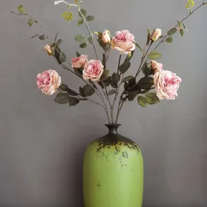 Künstliche Rosenblüten mit vintage grüne Keramikvase für Heimdekoration Details.
