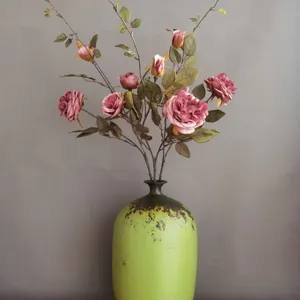 Künstlicher Blumenstrauß Vintage rosa Rosen mit grüner Keramikvase für die Heimdekoration