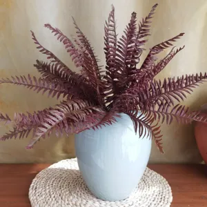 Pianta di felce artificiale in vaso ceramica per decorazione della casa e ufficio