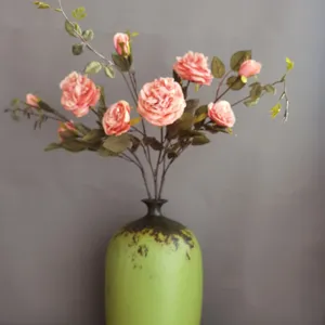 Dekoratives Kunstliche rosa Rosenblüten Gesteck in grüne Keramikvase Detailansicht